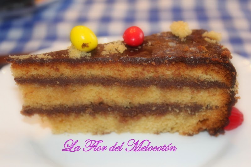 Bizcocho relleno de ganache de chocolate