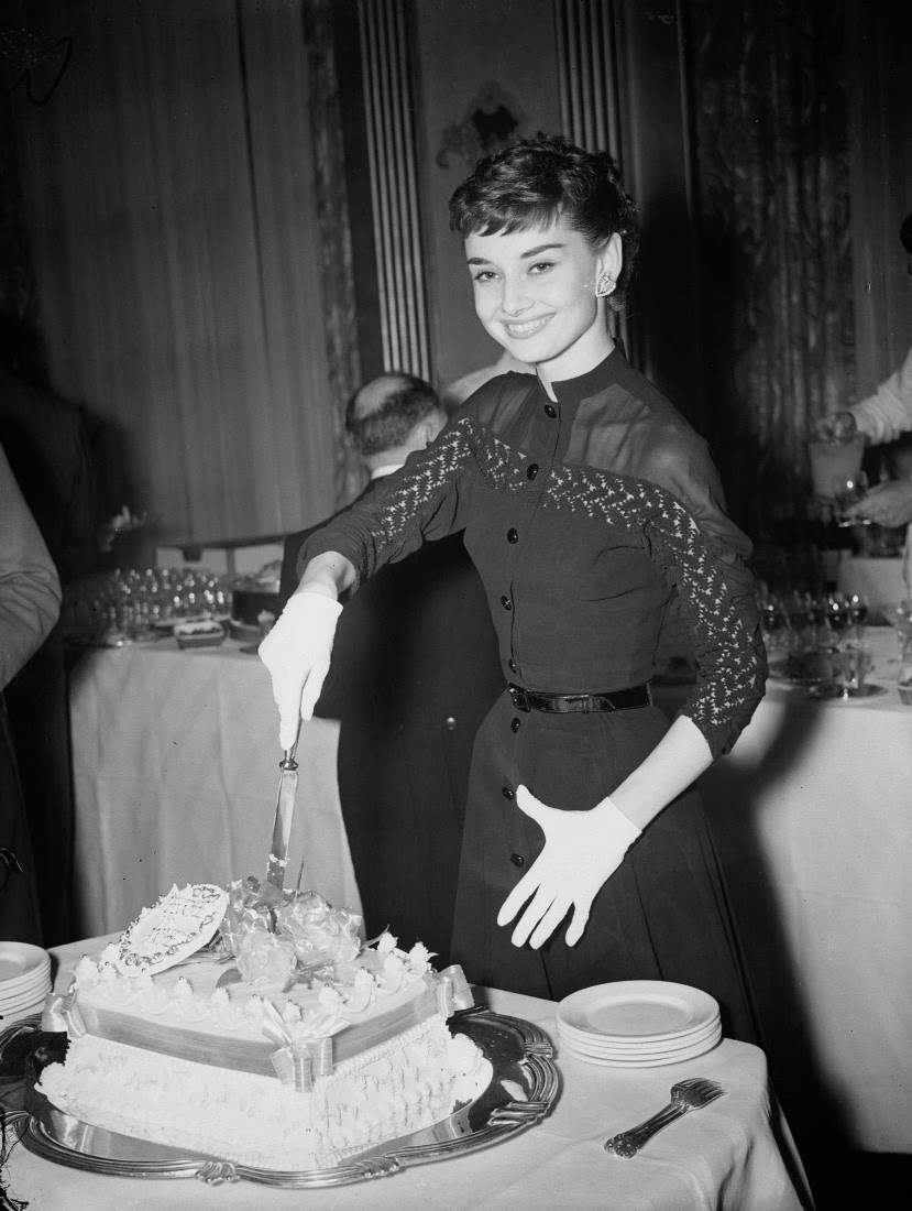 Beautiful Fashions of Audrey Hepburn in the 1950s