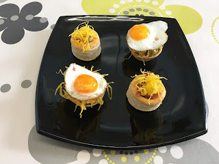 Canapés con huevo hilado