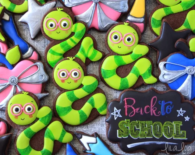 Cookie decorating tutorial - bookworm cookies for school!
