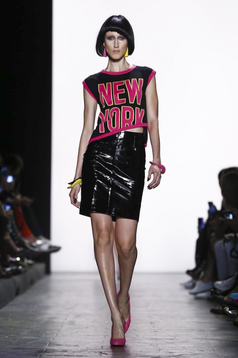 Jeremy Scott Spring Summer 2017 - New York Fashion Week jeremy-scott, jeremy-scott-spring-summer, jeremy-scott-printemps-ete, jeremy-scott-case, jeremy-scott-coque, bag-jeremy-scott, sac-jeremy-scott, tee-shirt-jeremy-scott, t-shirt-jeremy-scott, dress-jeremy-scott, robe, jeremy-scott, sweat-jeremy-scott, du-dessin-aux-podiums, dudessinauxpodiums