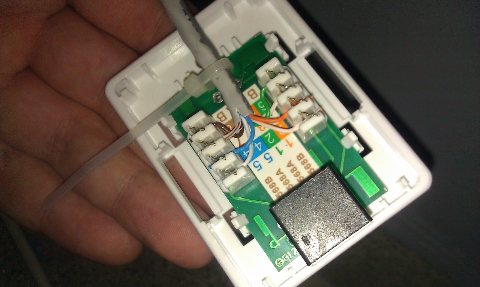 #1: Montaż kabla RJ45 w gnieździe sieciowym cat5e (socket wiring)