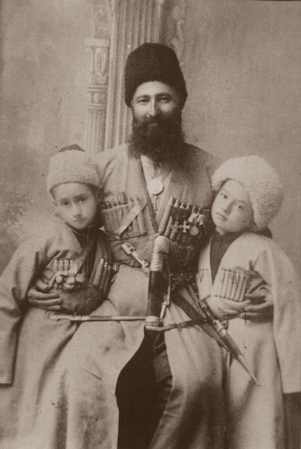 Георгиевский кавалер Татаркан Кайтов (осетин) с малолетними сыновьями. Фото начала XX века. Кавказский кинжал, Кавказское оружие, Кинжал, Кинжал кама, Кинжалы Кавказа, Оружие, Оружие Кавказа,