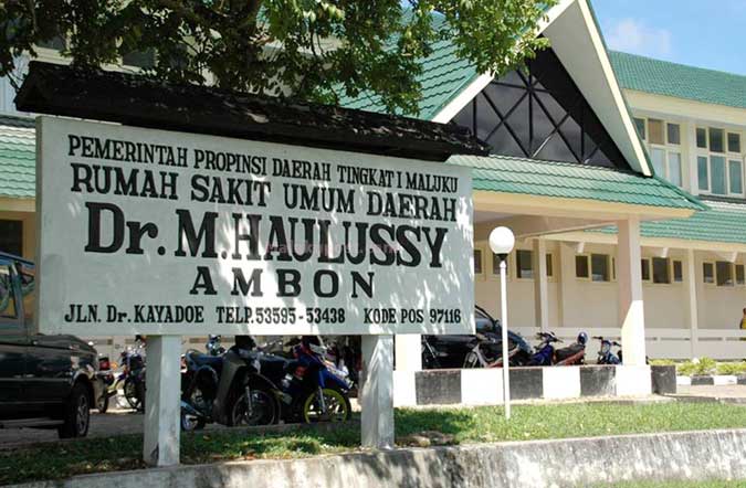 DPRD Maluku Kembali Kritisi Pelayanan Kesehatan RSUD Haulussy Ambon, Malukupost.com - Komisi D DPRD Maluku kembali mengkritisi masalah pelayanan kesehatan di RSUD dr. M. Haulussy Ambon terkait tidak tersedianya cairan pencuci darah yang dibutuhkan pasien sehingga harus keluar daerah namun meninggal dunia dalam perjalanan. "Kita sudah pernah sidak dan banyak hal yang ditemukan di sana seperti kondisi ruangan, fasilitas pendukung serta infrastruktur yang tidak memadai, obat yang tidak ada di apotik dan laboratorium, maupun cairan pencuci darah," kata anggota komisi D DPRD setempat, Saoda Tethol, di Ambon, Rabu (4/1). Banyak keluhan warga juga terkait obat yang ditanggung BPJS, tetapi mereka juga harus membeli di luar.