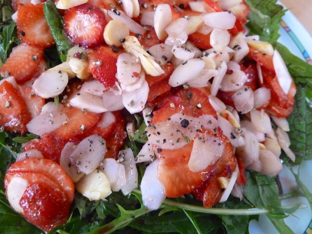 Prostmahlzeit: Erdbeer-Spargel-Salat mit diversen Bloggerzutaten