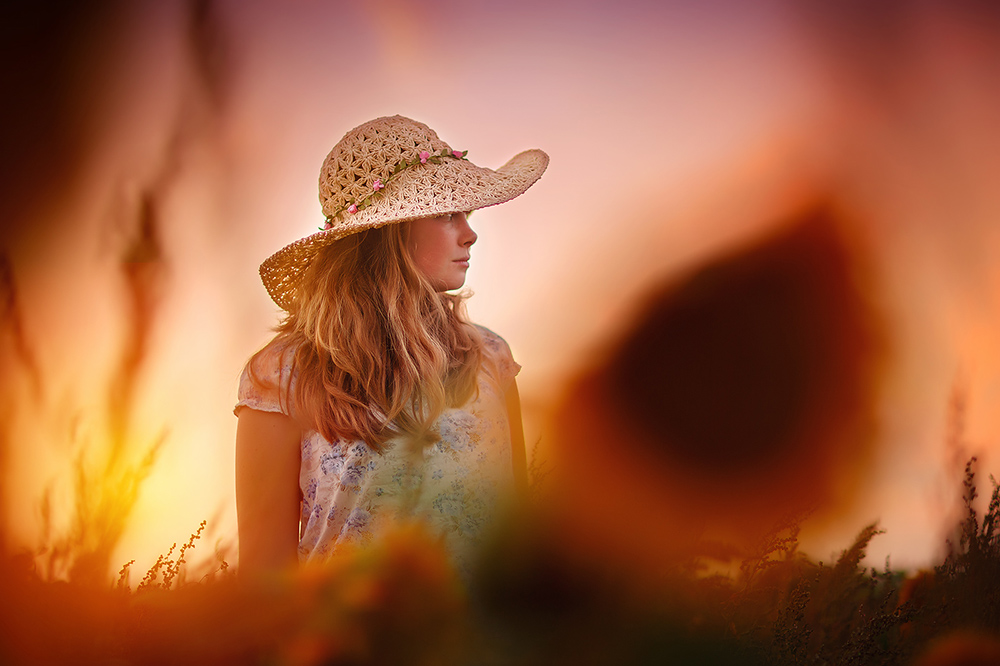 image of a girl in a field of sunflowers by Willie Kers of GlamourKidz Photography the netherlands