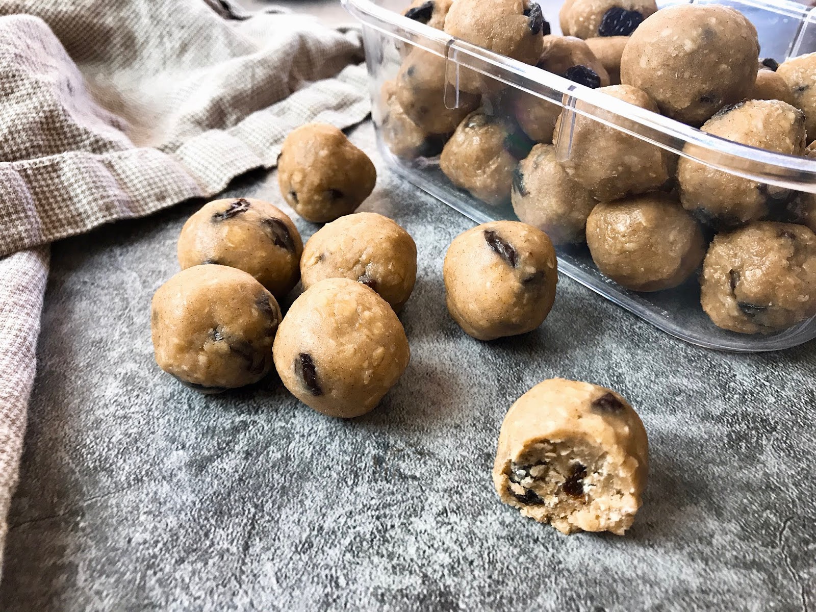 No Bake Cinnamon Raisin Bread Balls (vegan, glutenfree)