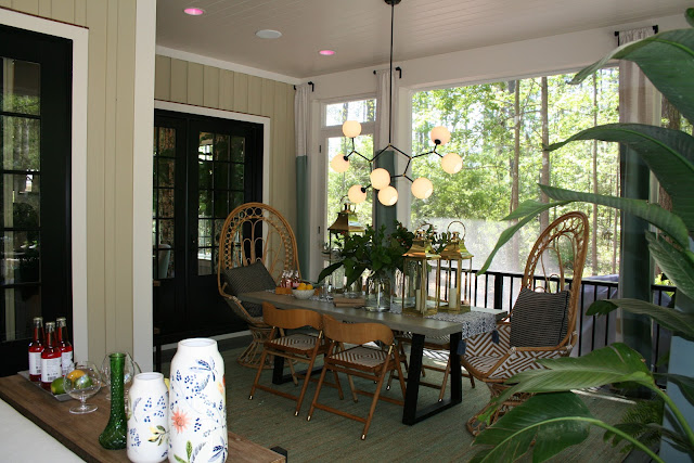 Gorgeous screened in porch in a cottage farmhouse in Palmetto Bluff, SC | The Lowcountry Lady