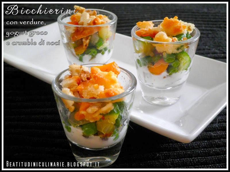 bicchierini con verdure croccanti, yogurt greco e crumble di noci