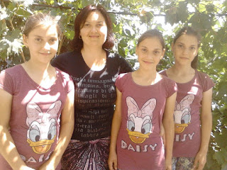 Ecaterina Stroea, alături de minunea lui Dumnezeu în viața ei, cele 3 fetițe minunate ale ei - fotografie din arhiva personală a autoarei. Ecaterina Stroea, alături de minunea lui Dumnezeu în viața ei, cele 3 fetițe minunate ale ei - fotografie din arhiva personală a autoarei.