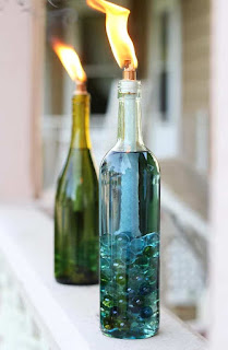 antorchas de citronela con botellas de vidrio recicladas