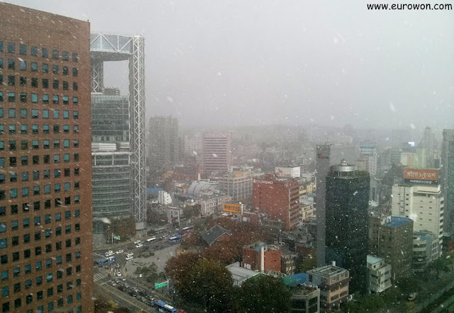 Nevando sobre el campanario Bosingak de Seúl