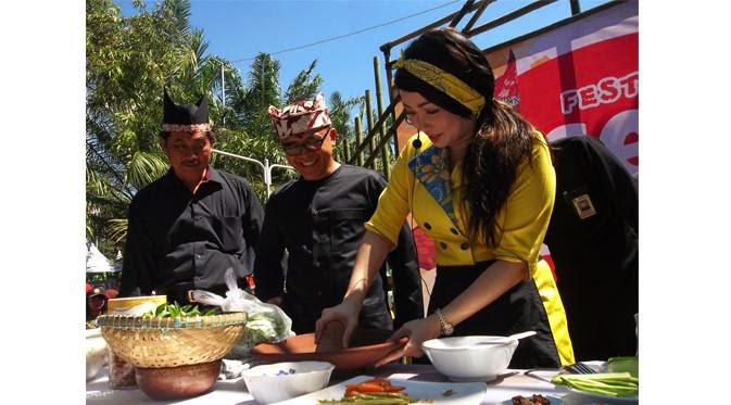 Chef Marinka menjadi bintang tamu dan juri dalam festival kuliner Sego Tempong di Banyuwangi 2015.