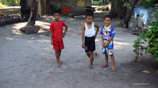 Anak-anak kecil bermain gasing Menjelajah Tempat Menarik Di Pulau Lingga Indonesia