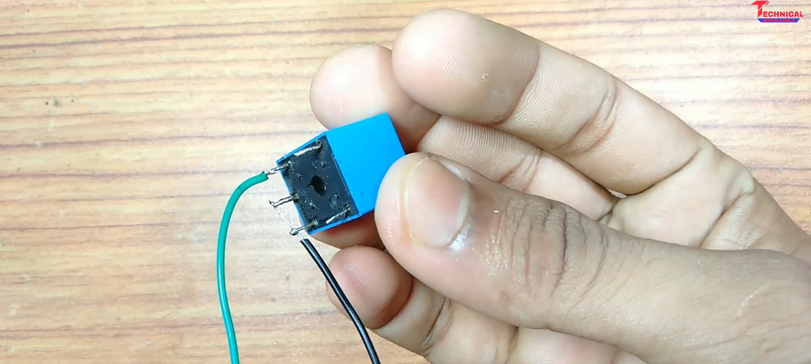 Automatic on-off emergency light circuit.