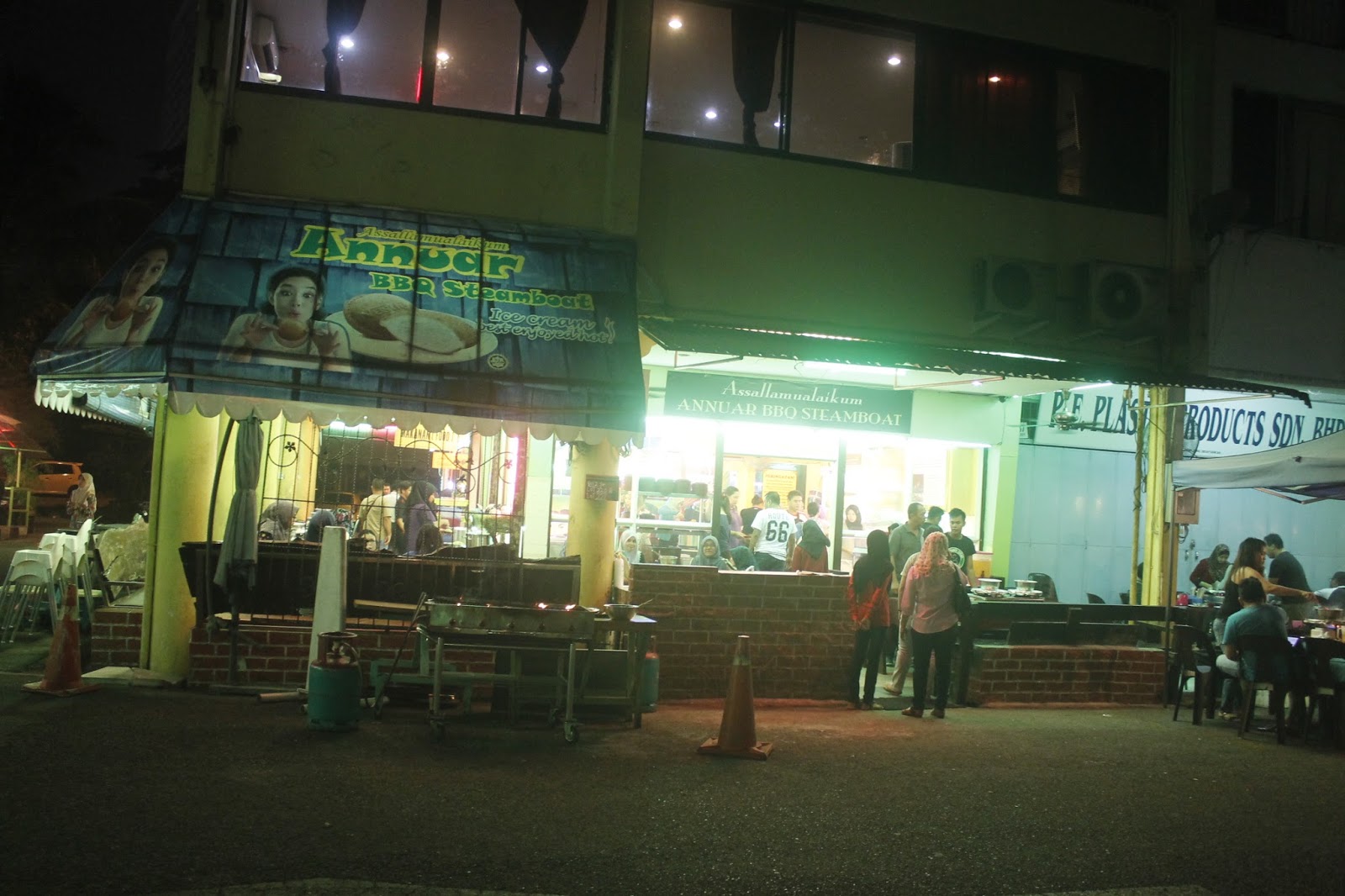 ANNUAR BBQ STEAMBOAT DI KUCHING,SARAWAK AZLAN RUMADI