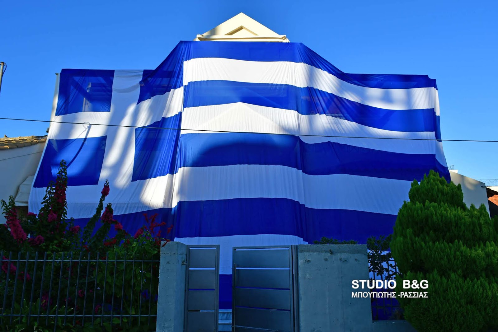 Με τεράστια Ελληνική σημαία κάλυψε το σπίτι του κάτοικος στην Αργολίδα (vd) - Kalimera Arkadia