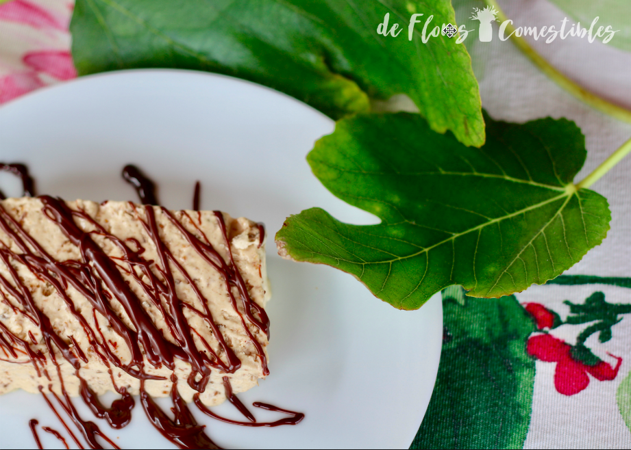 Parfait de higos macerados en agua de azahar. Postre de higos con crema inglesa y nata montada con chocolate caliente