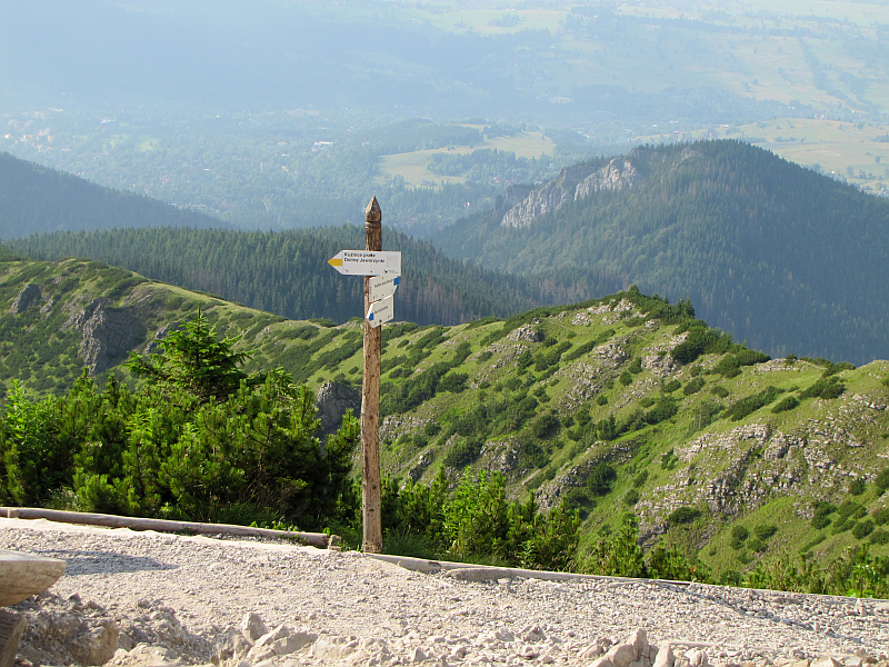Rozstaj na Przełęczy między Kopami, zwanej Karczmiskiem (1499 m n.p.m.). 