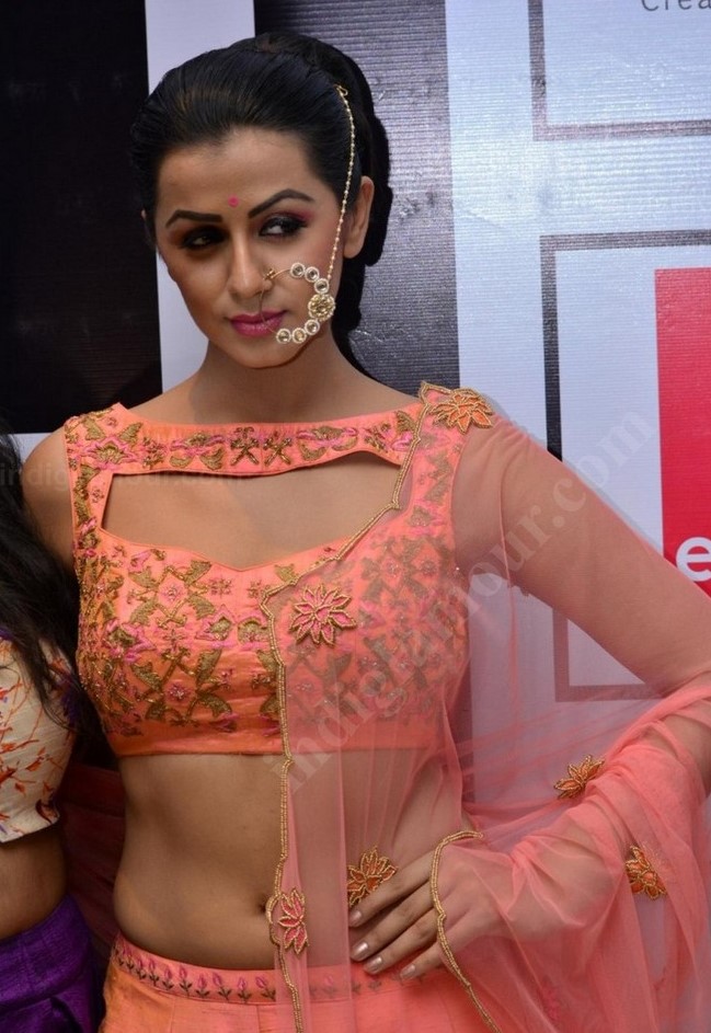 actress rare collections: Nikki Galrani latest navel show