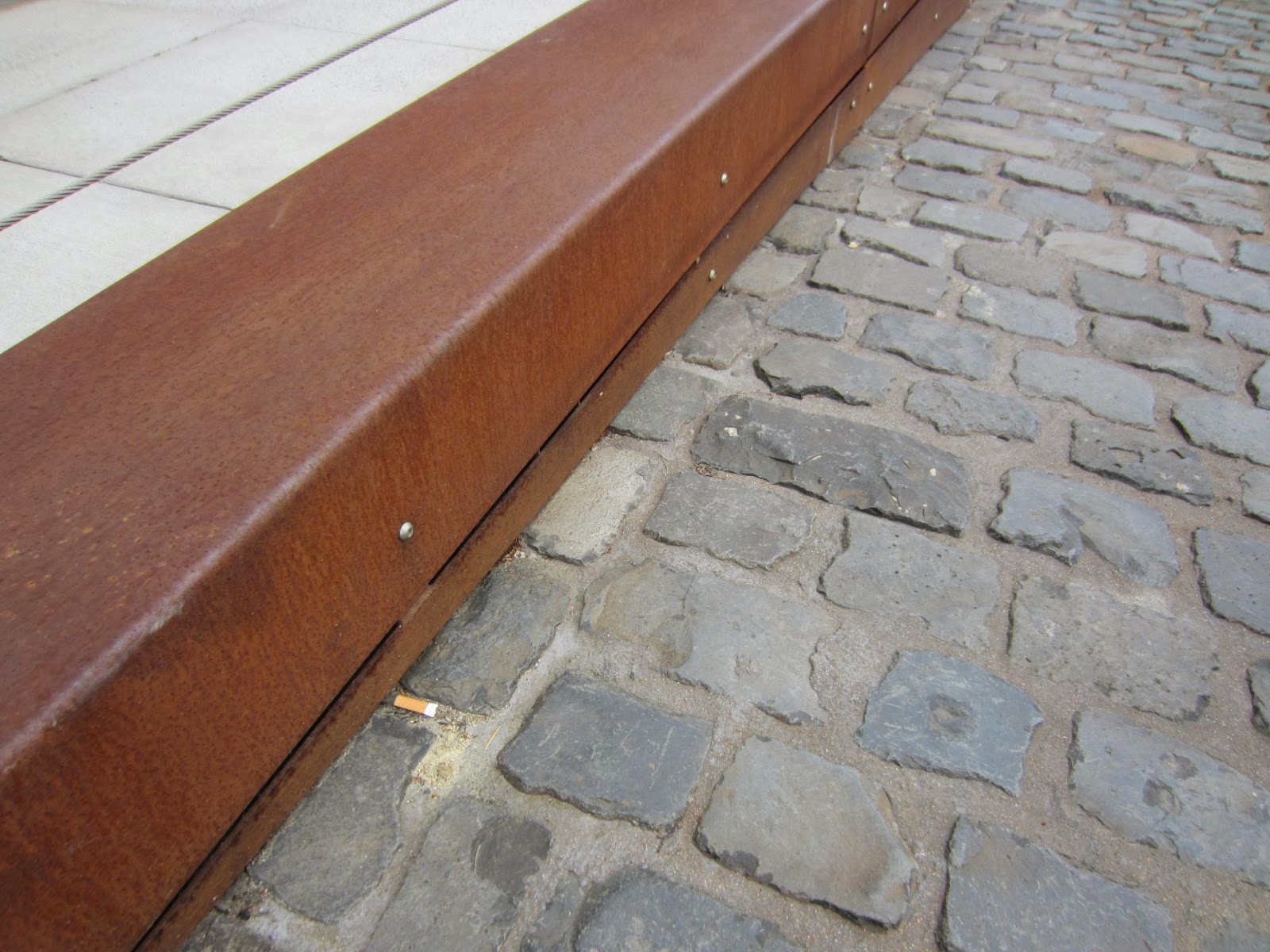 FRÖBEL METALLBAU Cortenstahl PATINAX Rostflecken auf den Bodenbelag