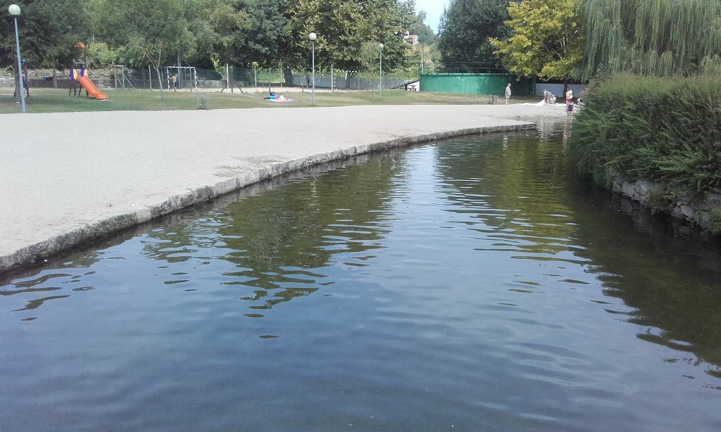 Água reluzente do Rio Odres Água reluzente do Rio Odres