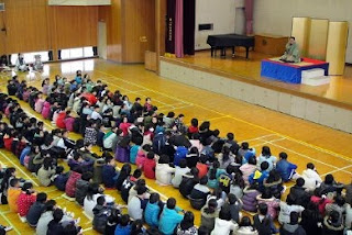 学校で開催された三遊亭楽春の楽しく学べる講演会(落語鑑賞会)の風景です。 学校で開催された三遊亭楽春の楽しく学べる講演会(落語鑑賞会)の風景です。