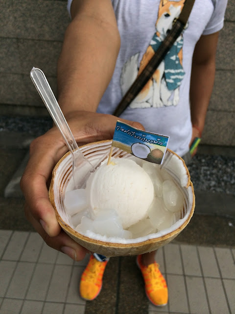 wisata, jatujak market,Bangkok,Thailand,coconut ice cream