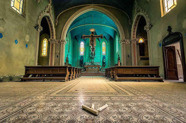 Chamada 'igreja azul' foi ligada a um seminário também abandonado. Uma aparição de Nossa Senhora teria acontecido no século XV Chamada 'igreja azul' foi ligada a um seminário também abandonado. Uma aparição de Nossa Senhora teria acontecido no século XV