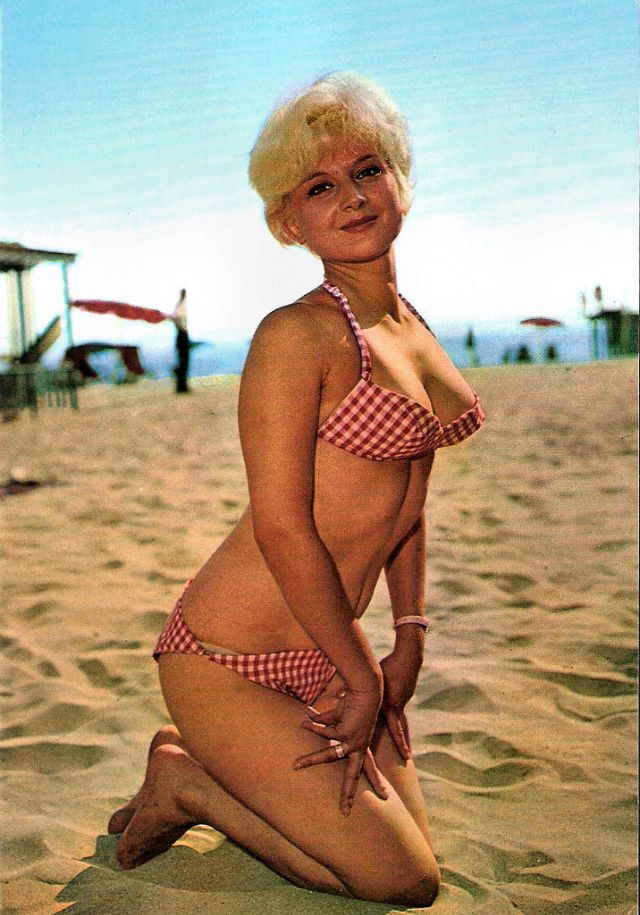 onderdelen reactie Afgeschaft Glamorous Photos of Beauties in Bikinis at the Beaches in the 1960s ~  Vintage Everyday