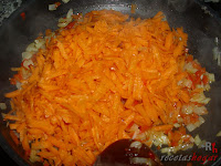 Añadiendo la zanahoria rallada