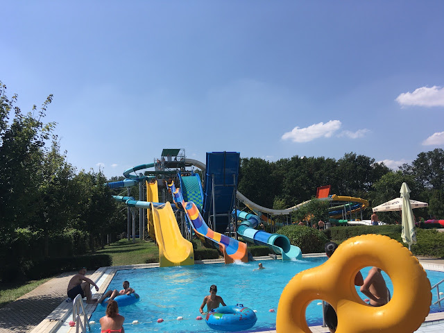 Zjeżdżalnie aquapark Sarvari Gyogyfurdo, Sarvar, Węgry