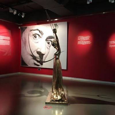 Museo Erarta - Эрарта - Arte Contemporáneo en San Petersburgo, Rusia. Escultura y retrato de Salvador Dalí al fondo.