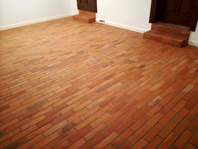Salon z ceglaną podłogą Salon z ceglaną podłogą