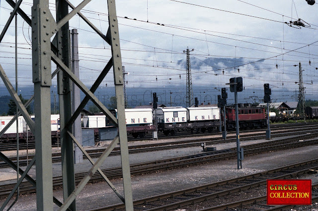 Roulottes du cirque Knie sur le train du cirque Althoff Jacobi 