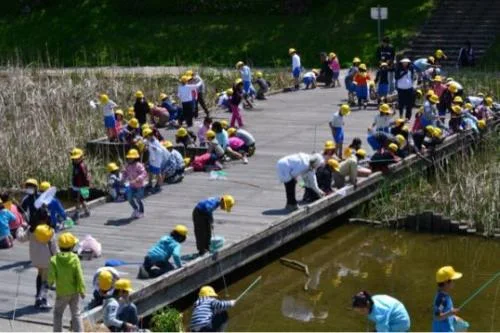 Kegiatan memancing untuk belajar ilmu pengetahuan alam.