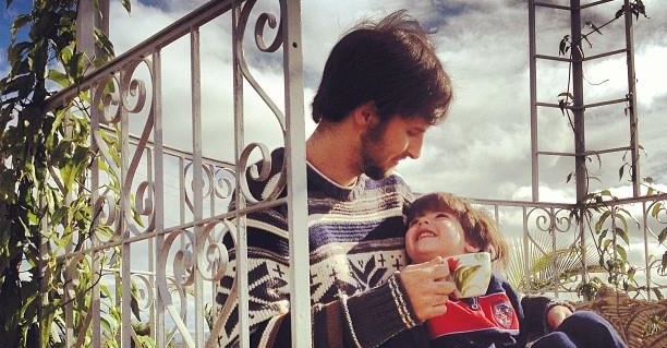 Foto minha com meu filho tomando um cafezinho.