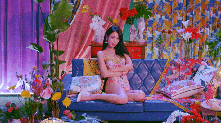 같은 수영복입은 솔라 경리 | 인스티즈