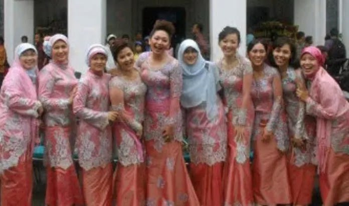 baju seragam keluarga pengantin