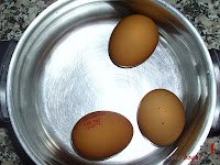 Brazo gitano salado-cocinando los huevos