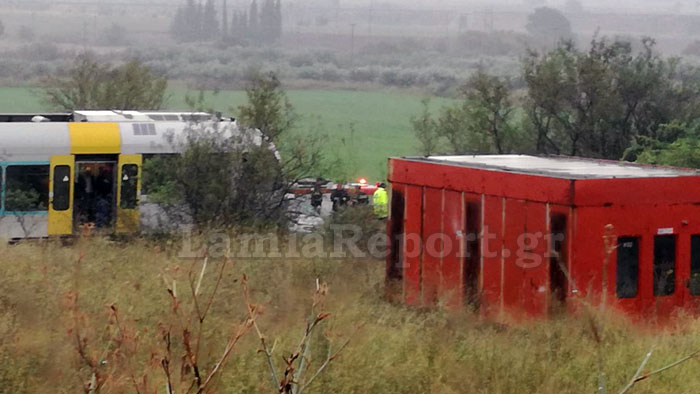 Aμαξοστοιχία παρέσυρε αυτοκίνητο στη Λαμία -Θρίλερ στις ράγες με εγκλωβισμένους επιβάτες Aμαξοστοιχία παρέσυρε αυτοκίνητο στη Λαμία -Θρίλερ στις ράγες με εγκλωβισμένους επιβάτες