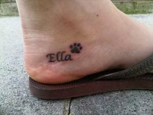 tatuagens de patinhas de cachorro no pé