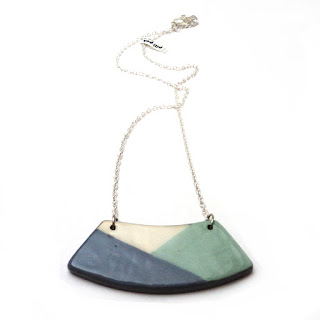 collier plastron de printemps avec graphismes bleu et turquoise