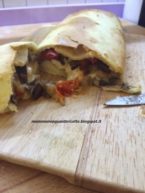 rotolo di pasta di ricotta con melanzane e pomodoretti