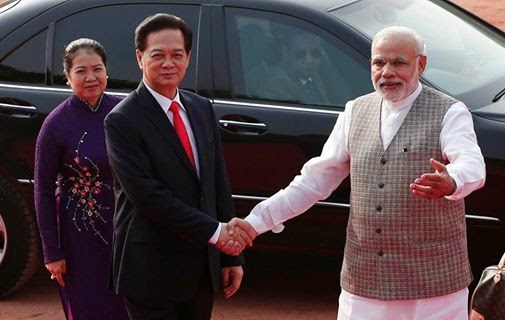 Perdana Menteri India Narendra Modi dan Nguyen Tan Dung.