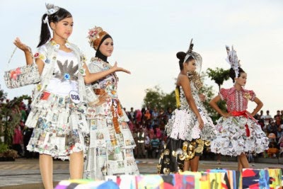 fashion show dari bahan daur ulang di Banyuwangi 2015.