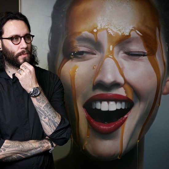 As hiper-realistas pinturas de mulheres cobertas com mel e calda de chocolate de Mike Dargas Mike Dargas pinturas hiper-realistas retratos mulheres cobertas lascívia luxúria mel calda de chocolate sensual