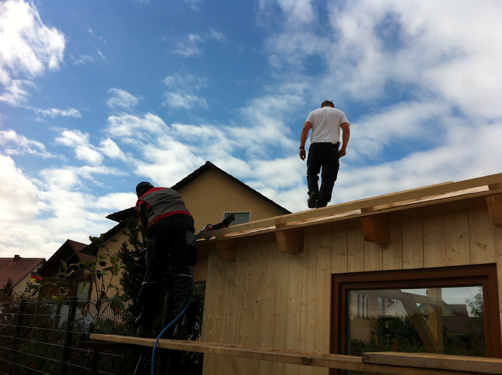 Bautagebuch Andrea + Ewald: Viele Latten + Bretter und Farbe