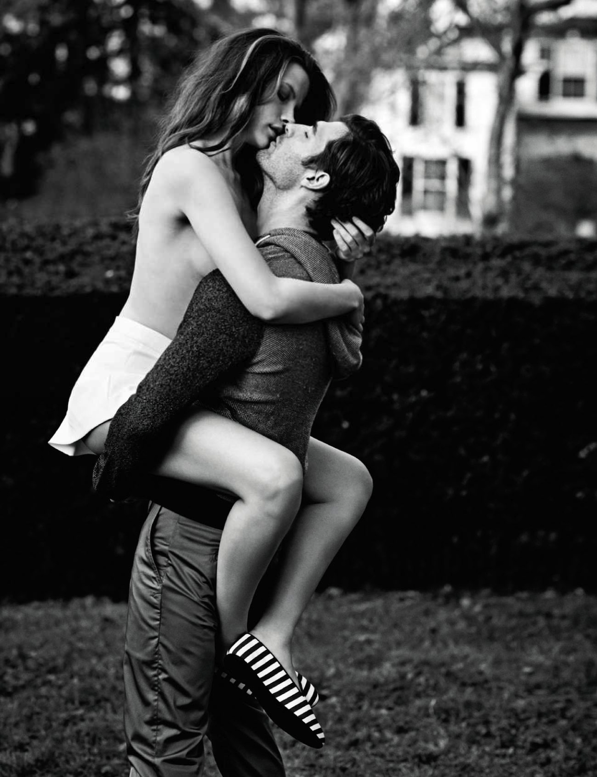 Целование девушек. Страстные поцелуи. Красивые объятия. Поцелуй парочки. Романтический поцелуй.