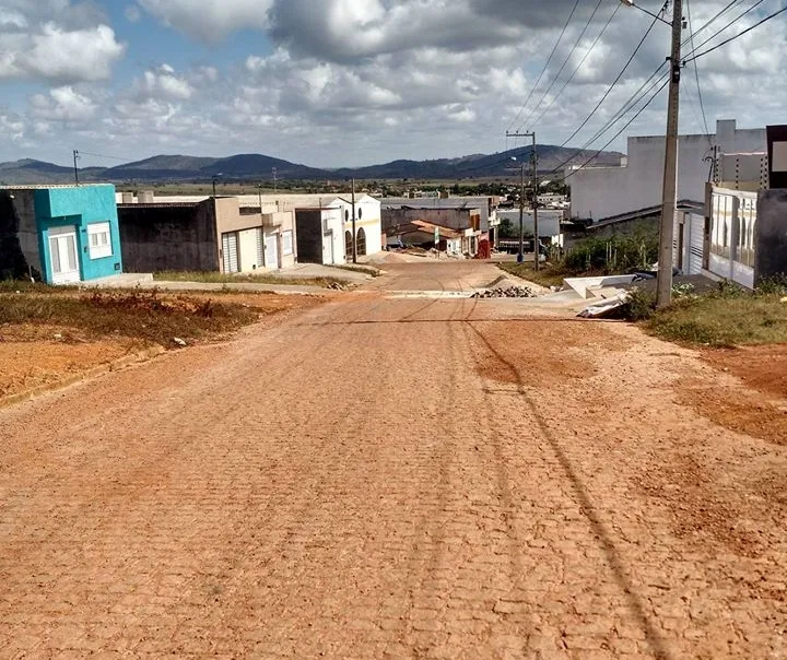 Em Ribeirópolis rua é asfaltada com rede de esgoto pela metade